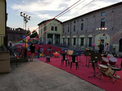 35128982_2463934023632374_7830484649221554176_n